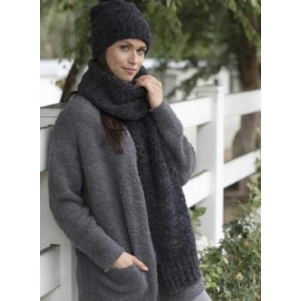 BAREFOOT DREAMS COZYCHIC POM POM BEANIE & SCARF SET NWT $150 HEATHER CARBON BLAC
